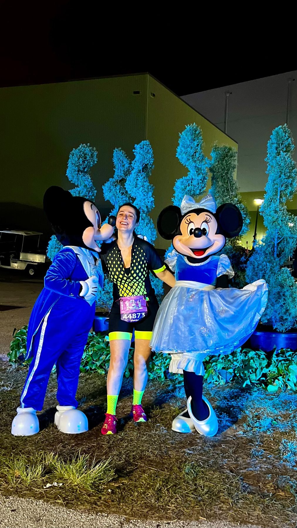Gaby com Mickey e Minnie à noite